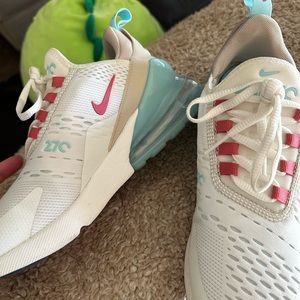 Womens 7.5 Nike air max 270